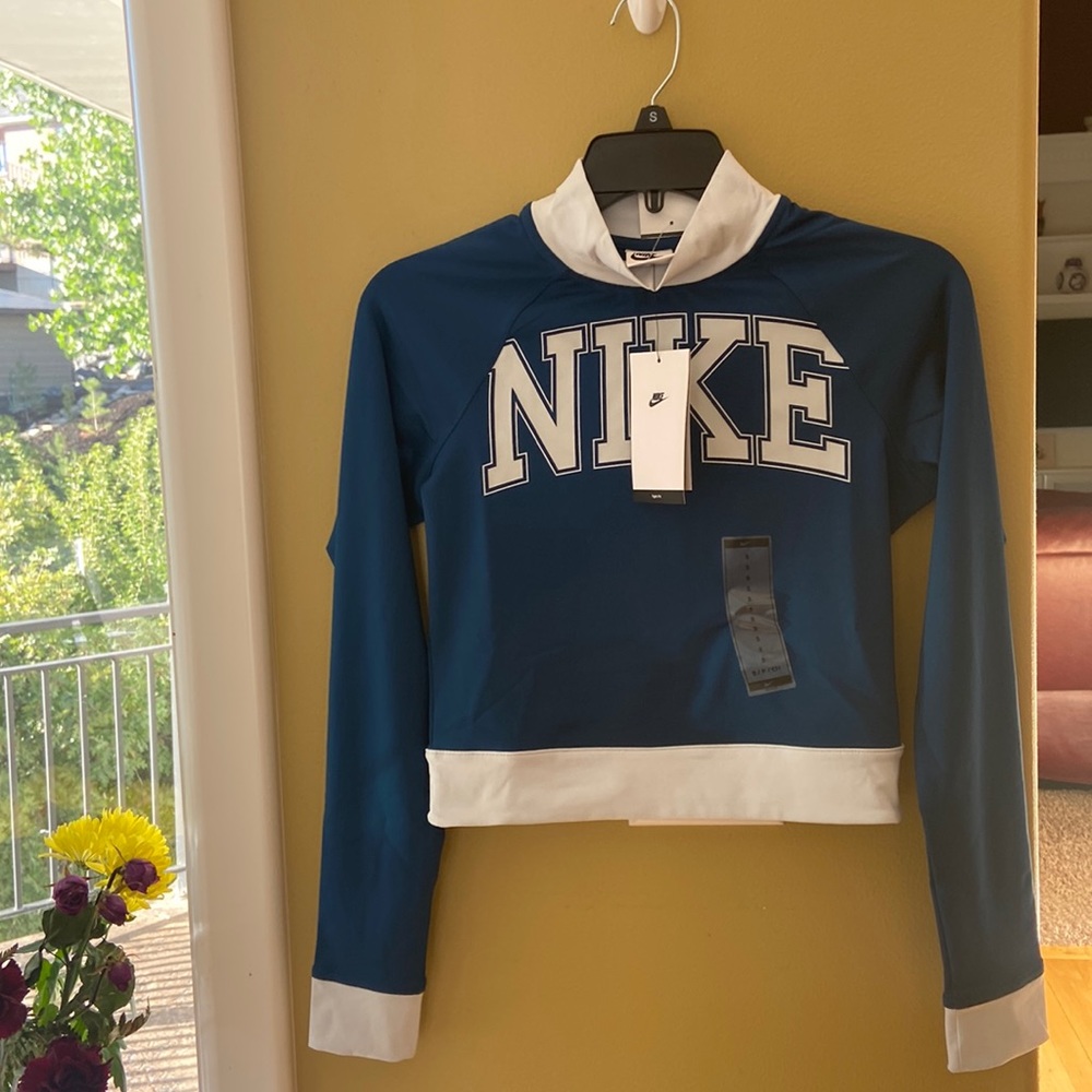 NWT NIKE WOMEN’S TIGHT FIT TOP. PRICE IS FIRM